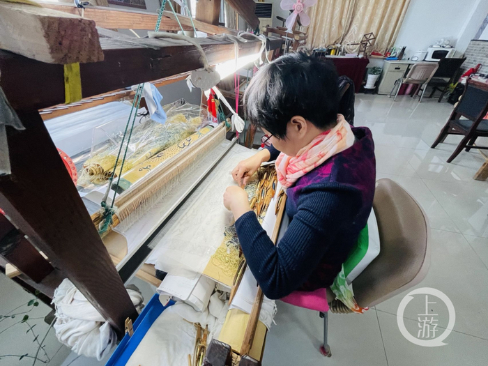 ▲1月4日，江苏相城，王建江工作室的缂丝师傅们正在复缂一幅屏风。摄影/上游新闻记者 时婷婷