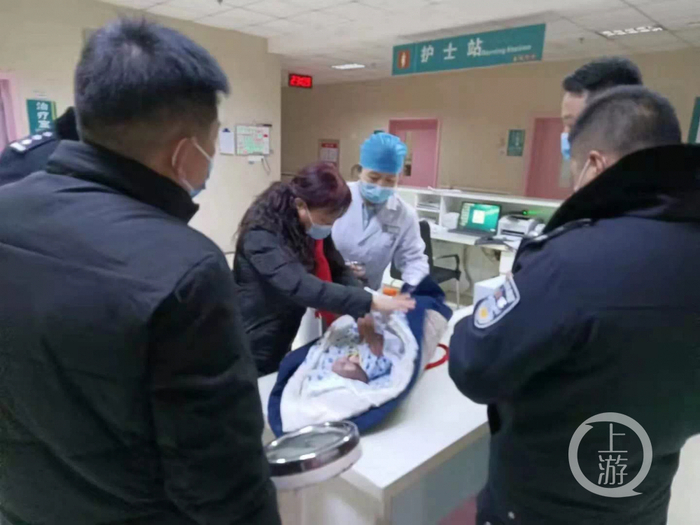 ▲警方将女婴送往当地医院。图片来源/井陉融媒微信公众号