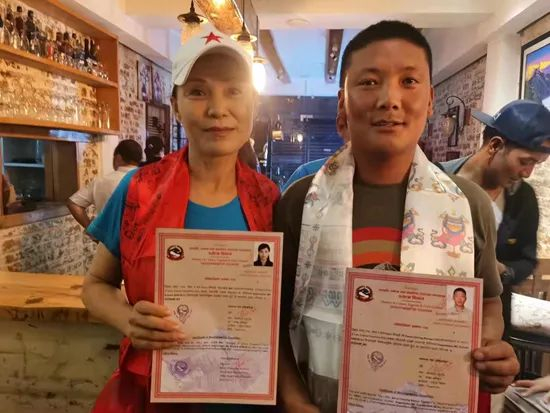 陈旻和向导白玛。 受访者供图