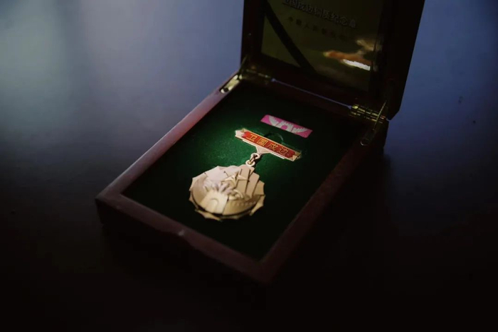 2021年12月20日，云南西双版纳，缉毒警察蔡晓东同志获得的卫国戍边奖章。新京报记者 郑新洽 摄