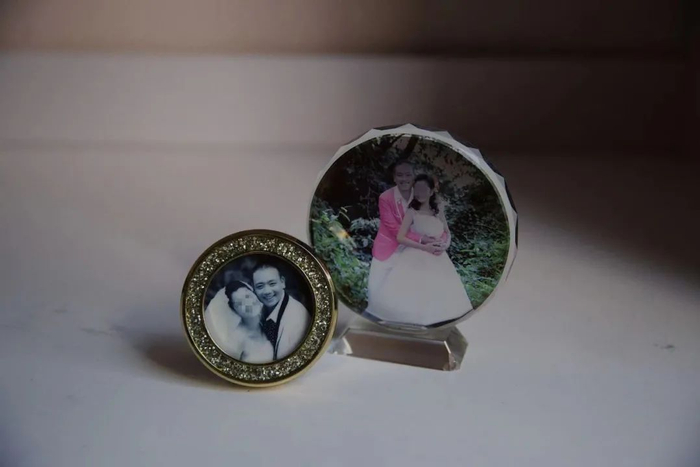 2021年12月24日，云南西双版纳，蔡晓东与妻子的结婚照。新京报记者 郑新洽 摄