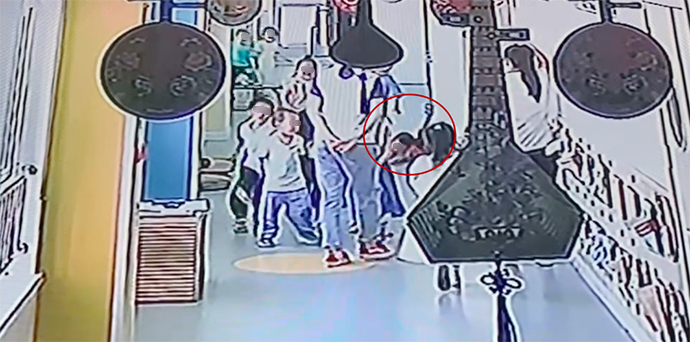 孩子在幼儿园内摔倒