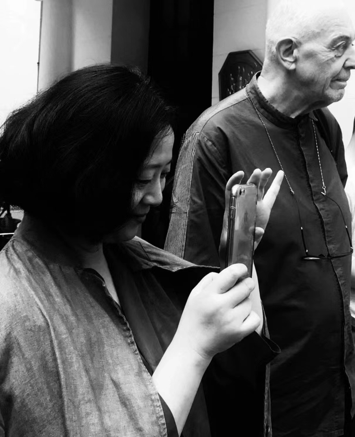 靳卫红（左）和米歇尔·康·阿克曼