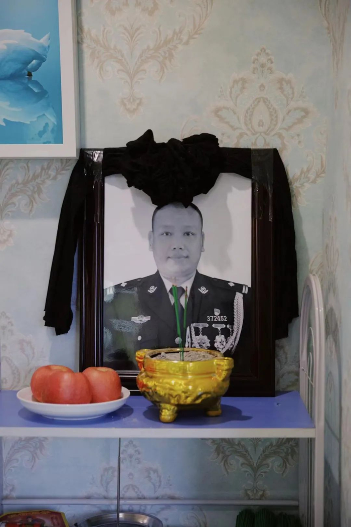 2021年12月24日，云南西双版纳，缉毒警察蔡晓东同志的遗照。新京报记者 郑新洽 摄