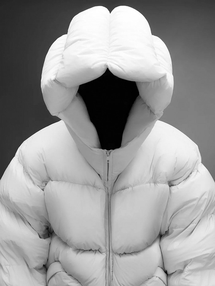 上图：张鼎昀为 Genius项目创作的2022春季成衣系列，运用水系色调、生物色系印花和富有层次感的镂空色块，探索了人类与自然在极限环境中和谐相处的可能