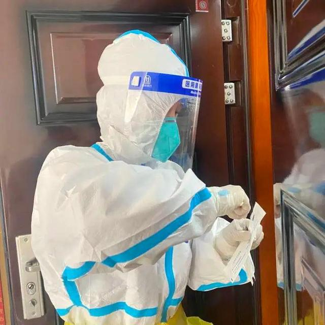 甜甜驰援上虞时的工作照