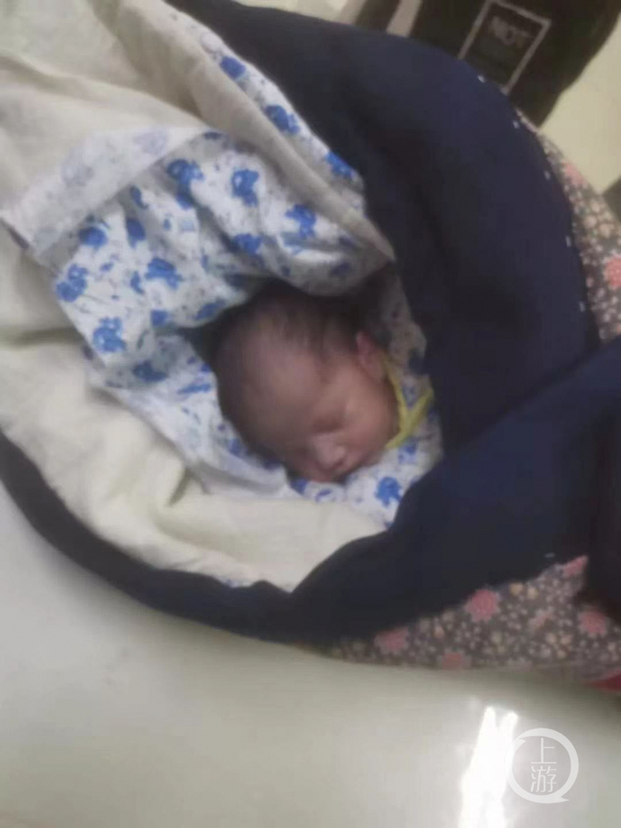 ▲经医生诊断，女婴患有重症肺炎且病情危重，医院在全力救治。图片来源/井陉融媒微信公众号