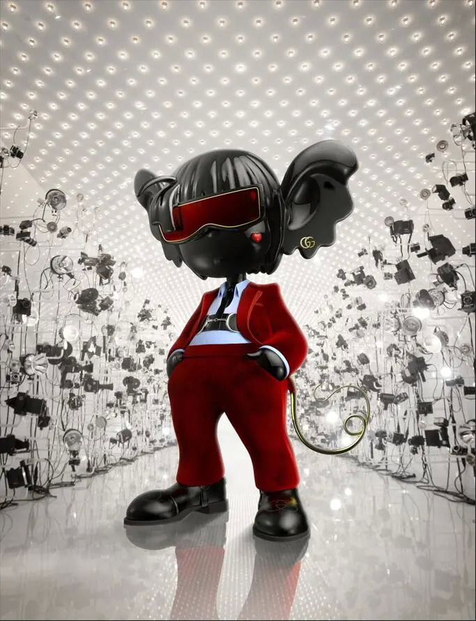 上图：在第一波释出的三张创作中，Gucci首先邀请Marsper戴上造型墨镜诠释《Aria-时尚咏叹调》系列中标志性西服造型，准备于Gucci跨年夜派对中闪耀登场