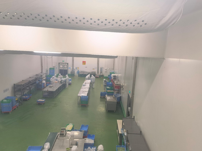 工作人员“全副武装”在玻璃橱窗内搬运配餐 新京报贝壳财经记者 白华兵摄