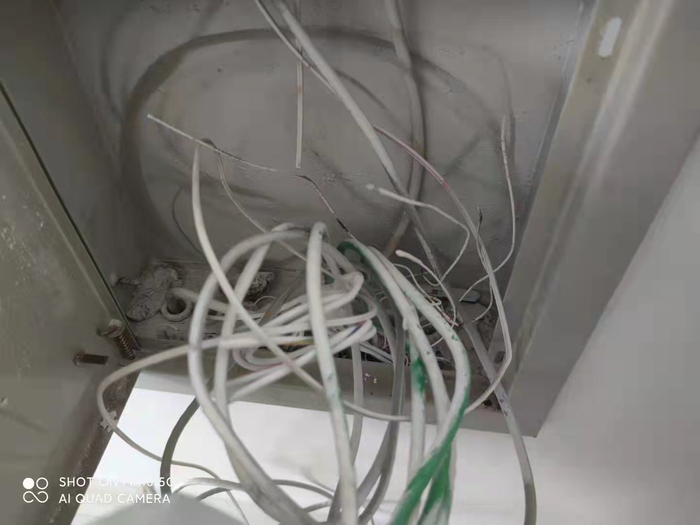 家装公司重新开槽埋管道导致电线布置混乱