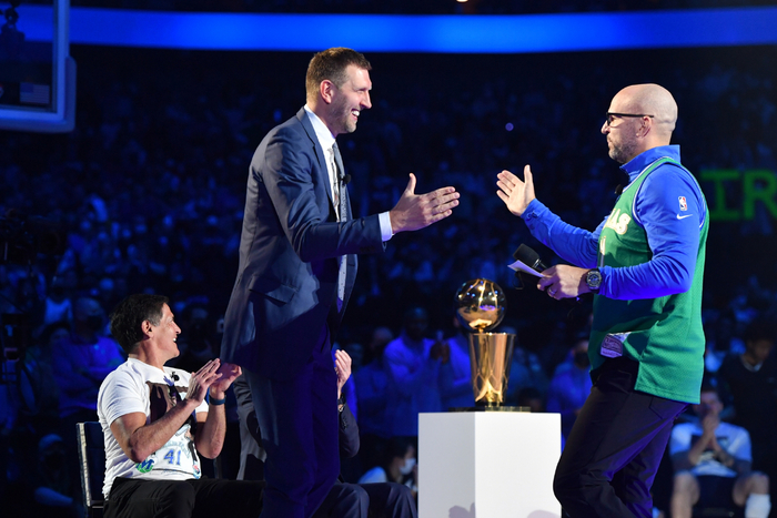 基德在诺维茨基退役仪式上讲话。