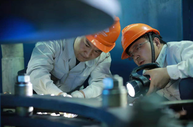 运维人员一丝不苟排查设备安全隐患