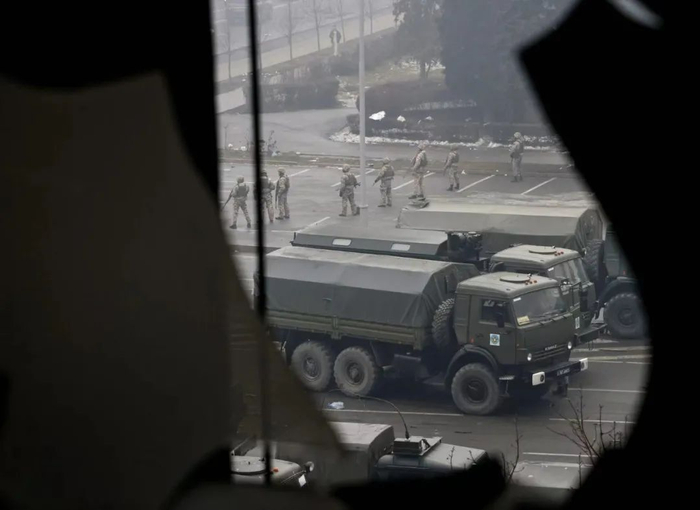 当地时间2022年1月6日，哈萨克斯坦阿拉木图，当地的暴徒“清理”行动已经开始，哈萨克斯坦军队和各安全部门人员参与了此次行动。图/IC photo