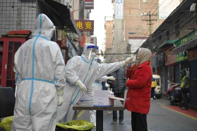 西安市一个城中村内，居民正在进行核酸检测。 《中国卫生画报》记者陈浩/摄