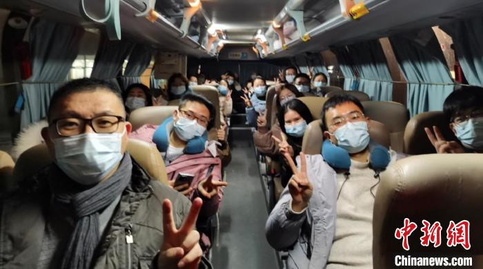 浙江大学医学院附属第四医院人员出发支援永康核酸采样工作。　张华芳 摄