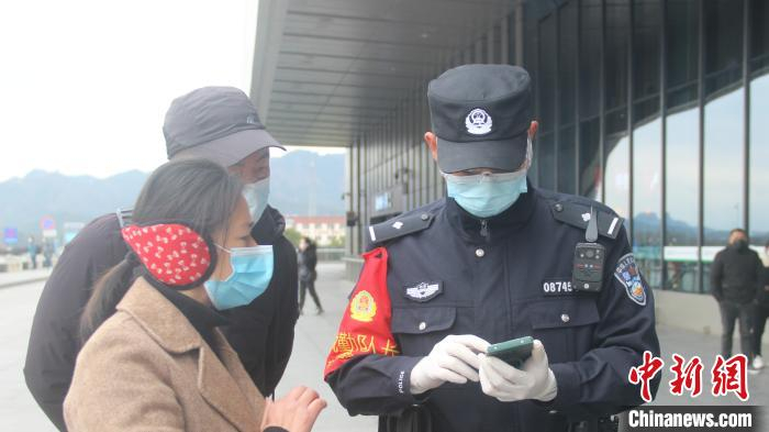 永康南站铁路民警查验旅客绿码。　黄春斌 摄