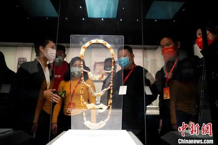 资料图：2021年10月24日，第十三届世界华裔杰出青年华夏行“走进河南”参访团在郑州开启中原之行。图为参访团参观河南博物院。 中新社记者 阚力 摄