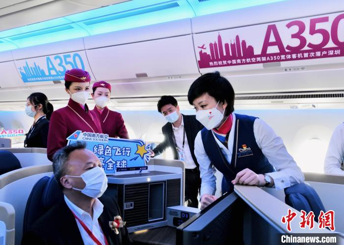 图为嘉宾在A350宽体客机上体验。　陈文 摄