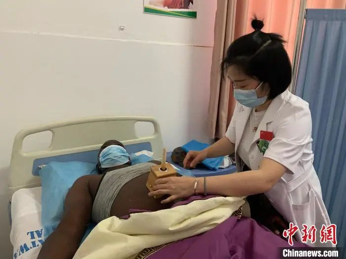 资料图：中医师为患者进行诊疗。（图文无关）