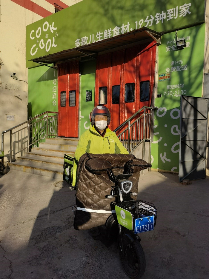 快递员从前置仓取到菜品去配送 新京报贝壳财经记者 白华兵 摄
