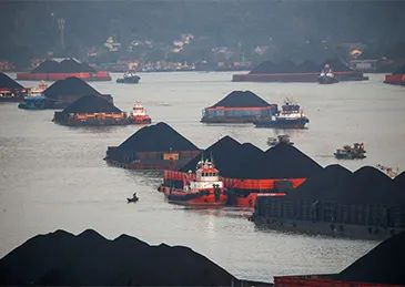 2019年停泊在印尼东加里曼丹省的煤炭船（资料图）