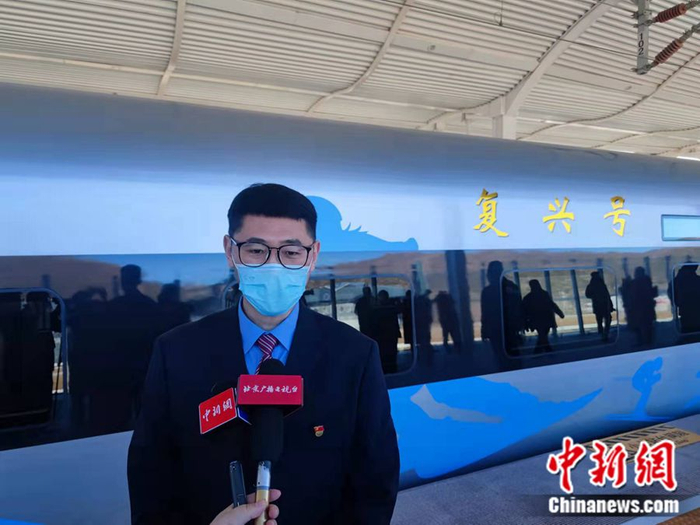 北京局集团公司车辆部副主任贾潞。中新网记者 张旭 摄