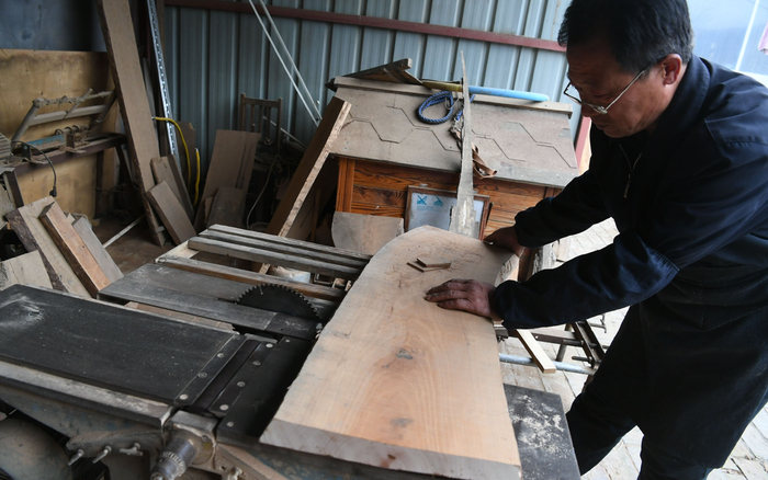 韩金刚在制作木版版画。新京报记者 王颖 摄