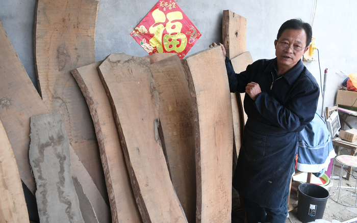 韩金刚展示刻版的杜梨木。新京报记者 王颖 摄