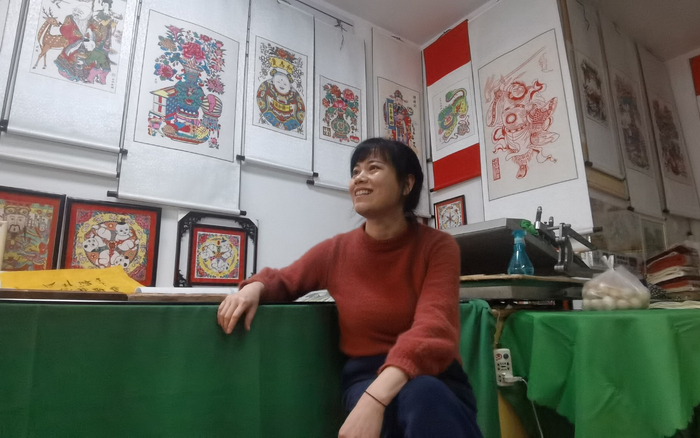 辛艳君在她的年画店铺里。新京报记者 王颖 摄