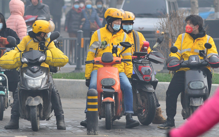 大街上忙于送餐的外卖员大军。图/IC&nbsp;photo