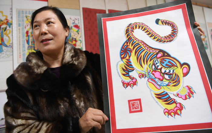 陈贺芝在武强年画博物馆里。新京报记者 王颖 摄