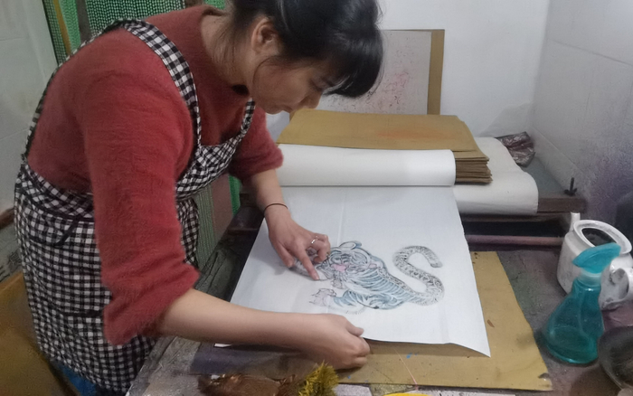辛艳君正在制作老虎年画。新京报记者 王颖 摄