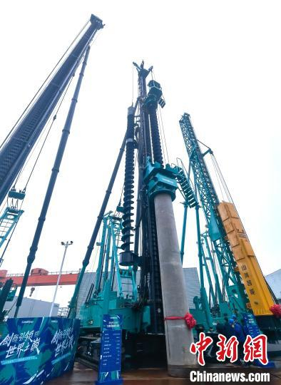 山河智能地下工程“超级装备”——SWPD280大直径植桩钻机。　刘双双 摄