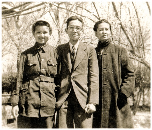 1949年，梁再冰南下前与父母合影。梁再冰供图