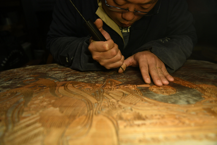 制作木版年画的手艺人。新京报记者 王颖 摄