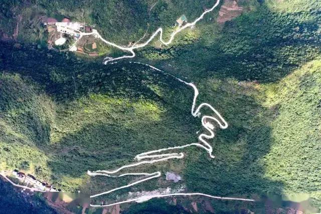 七百弄乡弄良村上良至歪线公路。韦哲 摄