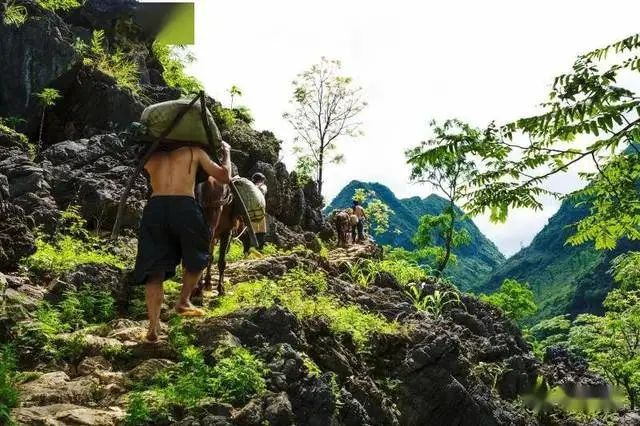 通公路前的板升乡弄勇村弄为屯交通状况。覃楚钧 摄