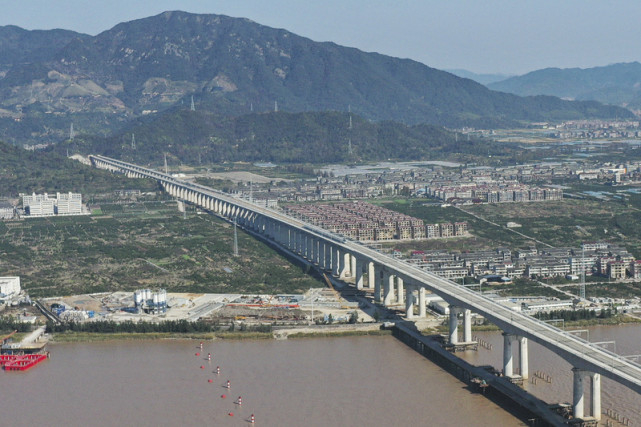 杭台高铁首趟运行试验列车驶过台州椒江特大桥。  新华社 图