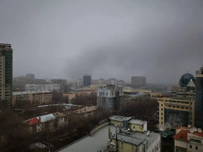 ▲1月5日，王璐从公司窗外望去，市政府方向腾起黑烟。受访者供图