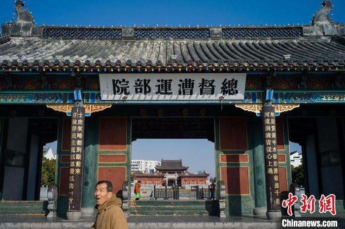 市民从江苏淮安漕运总督署遗址门口经过。　泱波 摄