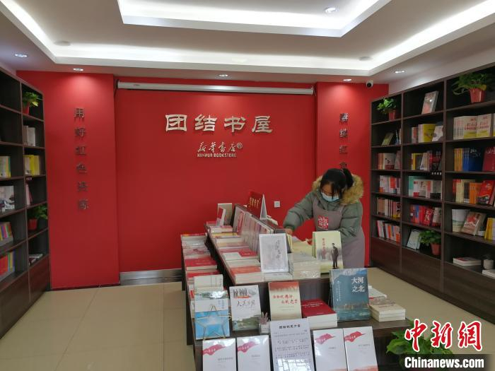 为村民配置的“团结书屋”。　俱凝搏 摄