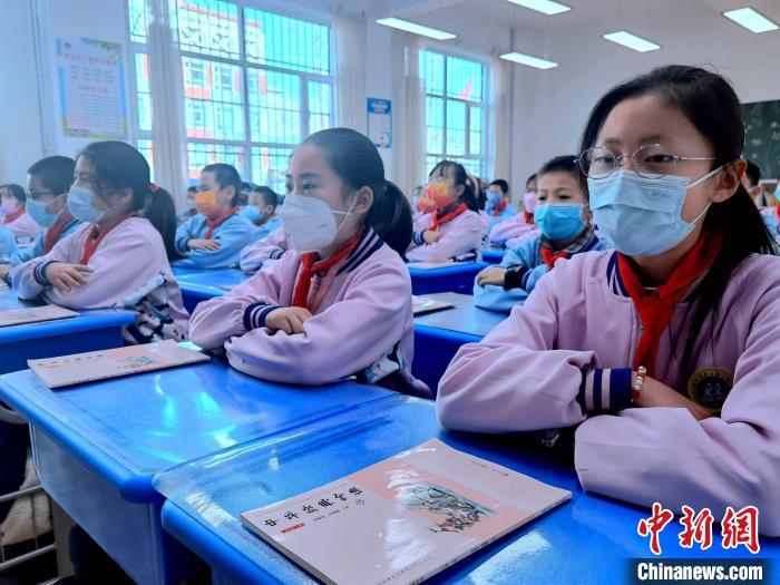 图为西宁市昆仑路小学学生正在上吟诵课。　李隽 摄