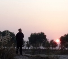 刘震云在老庄村头剪影。