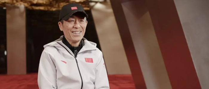 张艺谋接受记者采访。