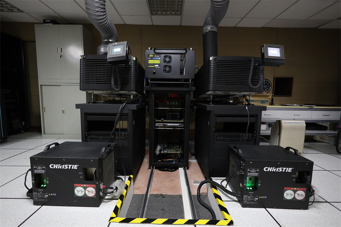 8K电影厅的器材。澎湃新闻记者 薛松 图