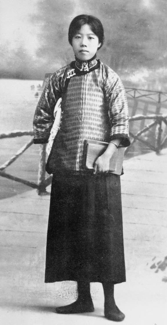 △ 读书时的邓颖超。