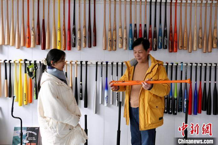 陈景森向客商介绍球棒 项菁 摄