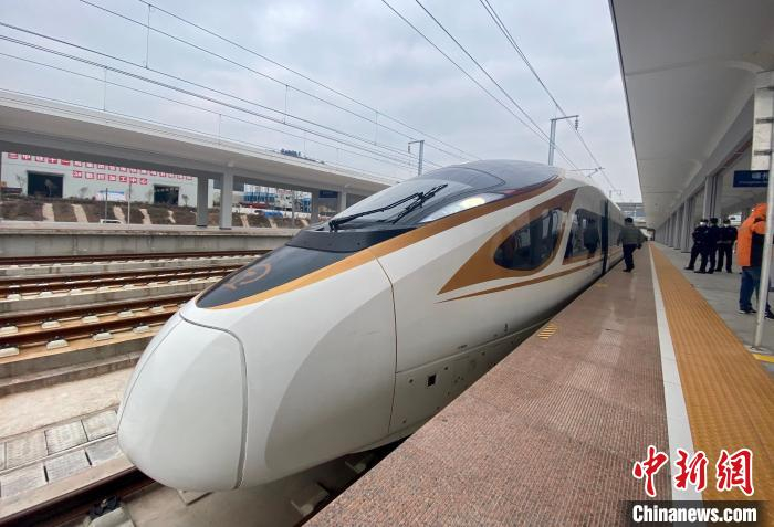 首趟列车停靠嵊州新昌站，准备出发 项菁 摄