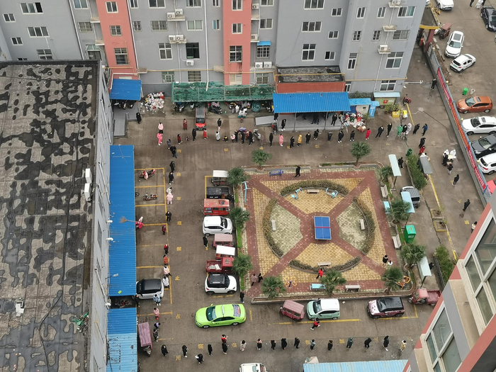 陈方明所在小区，居民每天都要排队做核酸检测。 受访者供图