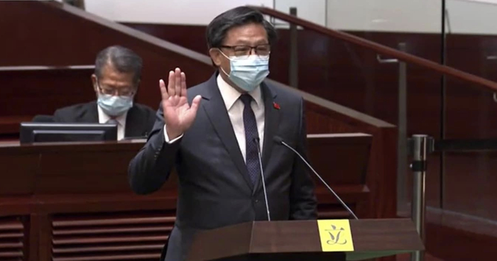 何君尧举起右手庄严宣誓